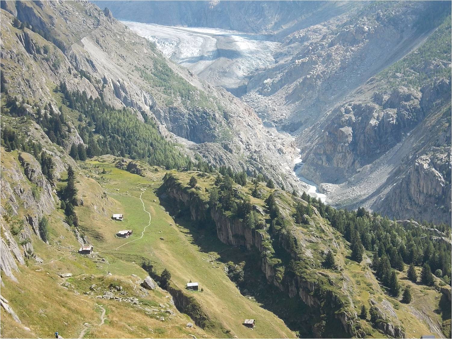 Čelo ledovce Aletsch a osada Aletschji