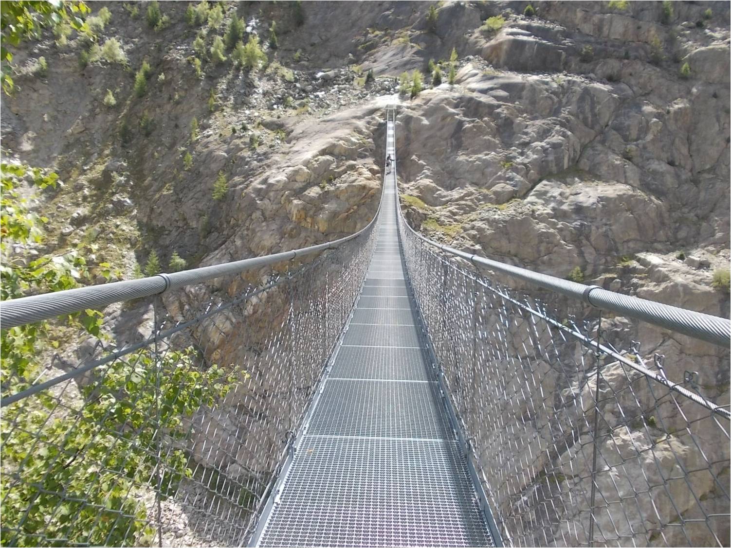 Visutý most je metr široký a visí ve výšce 80 metrů